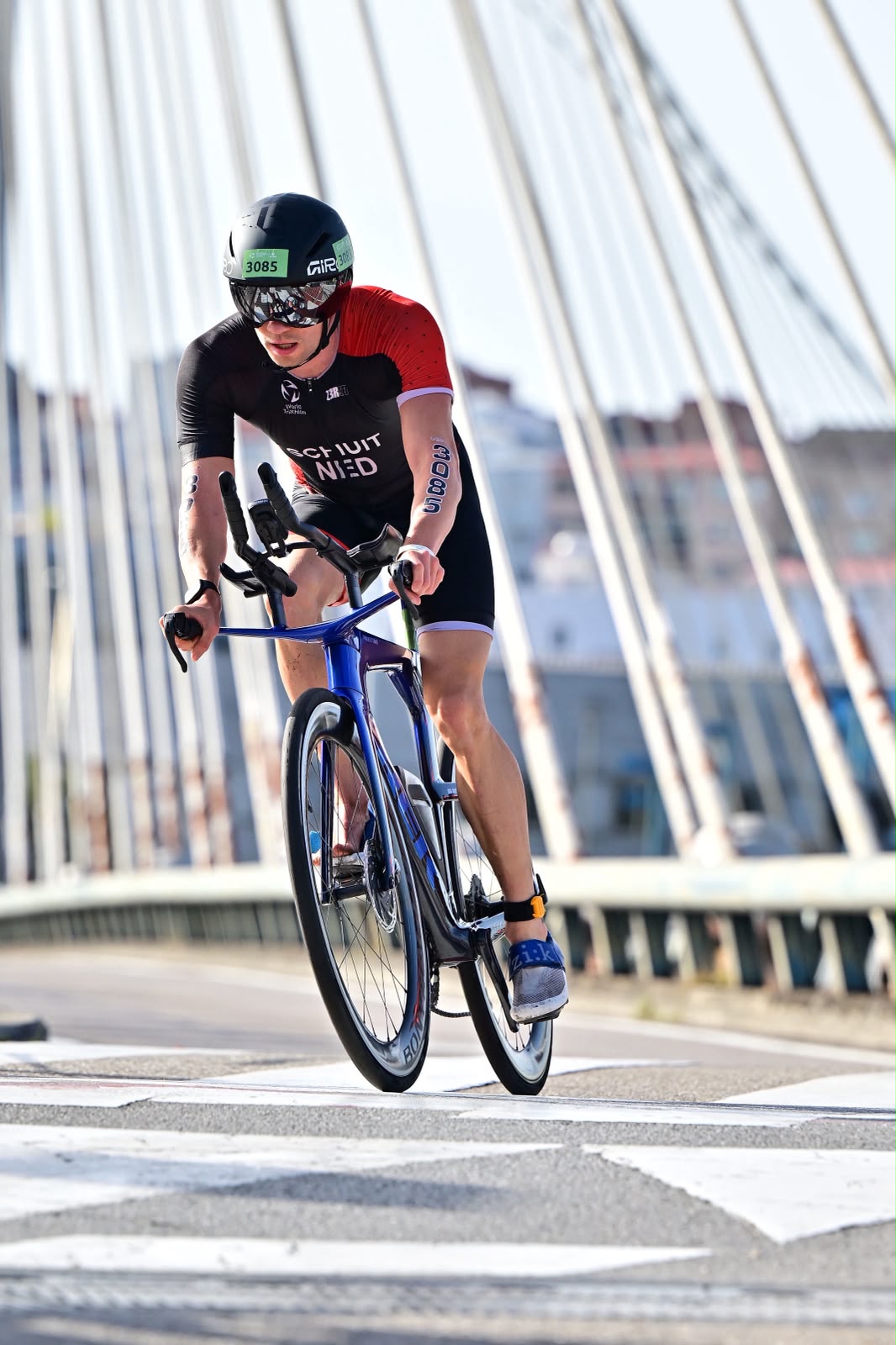 Wouter Schuit in aerodynamische houding op de tijdritfiets tijdens een triatlon